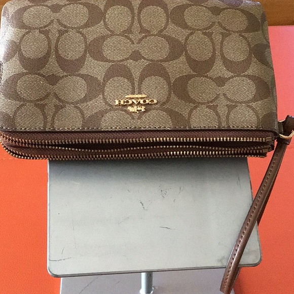 Double coach wristlet in excellent condition - Picture 3 of 4